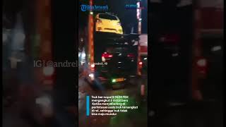 Download lagu DETIK-DETIK Kereta Api Sancaka Tabrak Truk Pengangkut Mobil di Mojokerto mp3