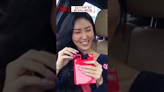 Download lagu Remember when Loco offered a lipstick to Hwasa mp3