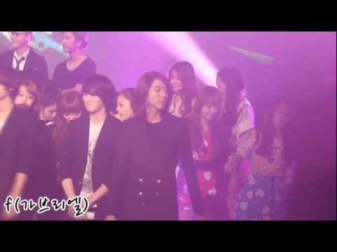 [FANCAM] 111223 f(Victoria&Krystal) - MuBank 2011 Year End Special (Ending)(Part2)