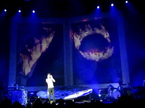 Mika @ Antwerp presenting his band and singing My Happy Ending 05/05/2010