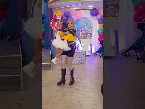 Rumi llegó de sorpresa a un cumpleaños 💜 #guerreraskpop