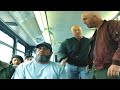 Un Anciano Rudo Golpea Maleantes En El Autobús Por Acosar A Otro Anciano