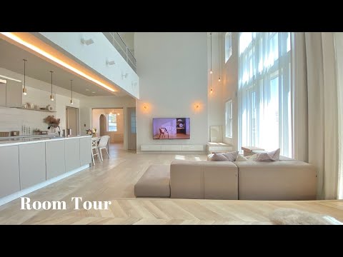 屋外のリビング スペース灰色の石畳のテラス木製ガーデン家具