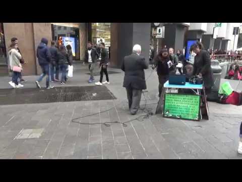 Annunciando Gesù il Vivente nel centro di Milano, pastore Natale Vona.