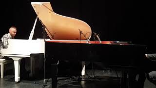 Lazza suona  "Netflix" al Pianoforte con il suo Maestro - Conferenza Stampa "Re Mida"