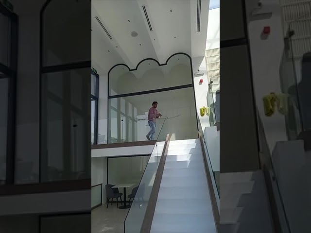 درابزين زجاج شفاف وخشب