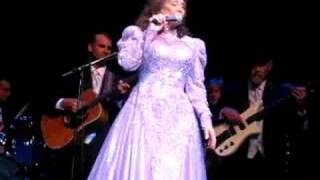 Loretta Lynn - You&#39;re looking at country