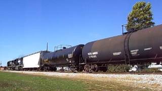 preview picture of video 'Westbound NS Grain Train in Tipton, IN. Awesome horn!'