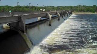 preview picture of video 'Standing on the edge of the Coon Rapids Dam'