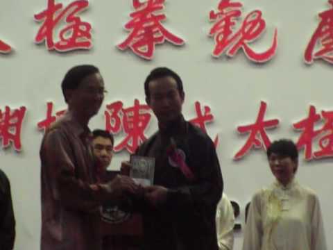 Taiji Master Daniel Tan getting award