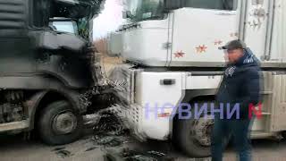 В Николаеве столкнулись два грузовика и микроавтобус: пострадали водители и пассажир