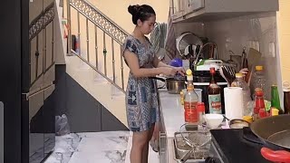 Download lagu WANITA CANTIK MASAK SAYUR SAMPAI KRINGETAN mp3