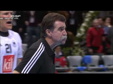 Handball WM Deutschland Norwegen Heiner Brand geht auf den Schiedsrichter los