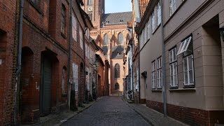 preview picture of video 'Lüneburg, Germany: Altstadtgasse (Old Town Alley), Nikolaikirche - 4K UHD Video Image'