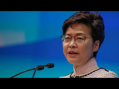 فيديو معارضة هونغ كونغ تقاطع خطاب زعيمة البرلمان وتجبرها على المغادرة…