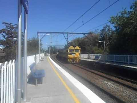 2 FRIEGHT TRAINS AT POINT CLARE 6/4/2016