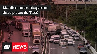 Caminhoneiros fecham Marginal Tietê contra fase vermelha do Plano São Paulo