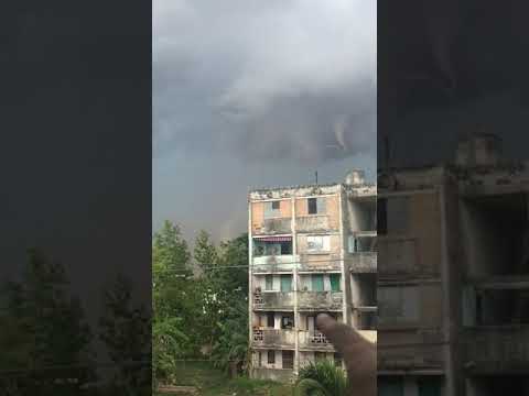 Tornado,  Perico, Matanzas, OJO.  El edificio es real, y hasta funciona y todo. digo por las dudas