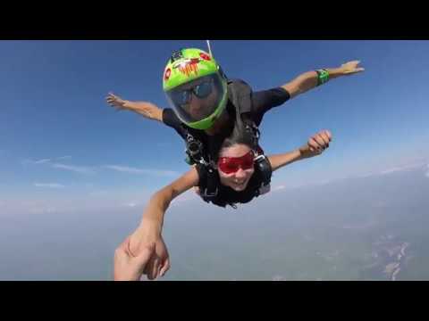 Lancio con paracadute tandem di Valentina. ASD VZONE Paracadutismo Vercelli