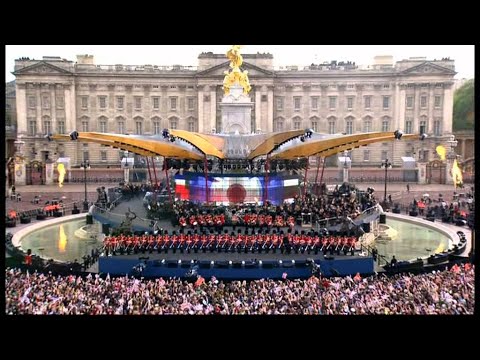 Robbie Williams "Let me Entertain you"  The Queens Party outside Buckingham Palace concert HD