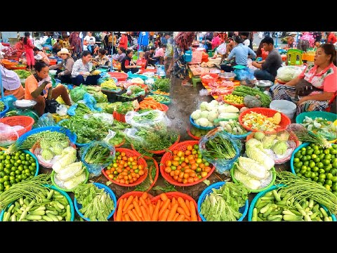 Mercado no Camboja Vendedores no mercado cambojano de peixes, vegetais e carne de porco e uvas frescas