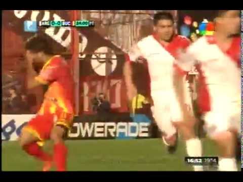 Manotazo de Riquelme a Emanuel Dening