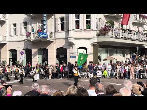 Sälzers Reisefamilie auf dem Traubenfest in Meran