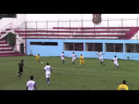habilidoso,visão de jogo e ótima bola parada.