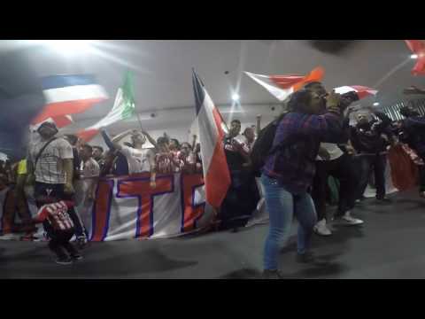 "Recibimiento Chivas 14 Mayo 2016 AICM" Barra: La Irreverente &bull; Club: Chivas Guadalajara