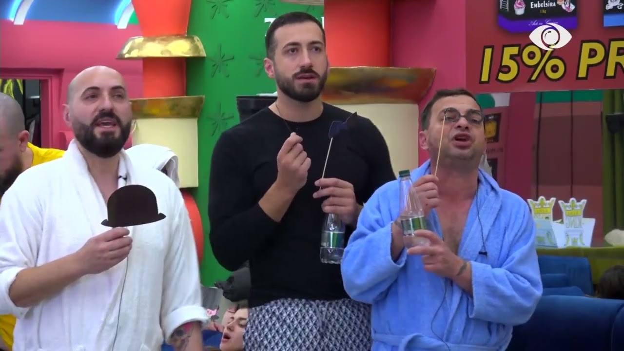 Bie gongu i sfidës “Karaoke”/ Banorët këndojnë