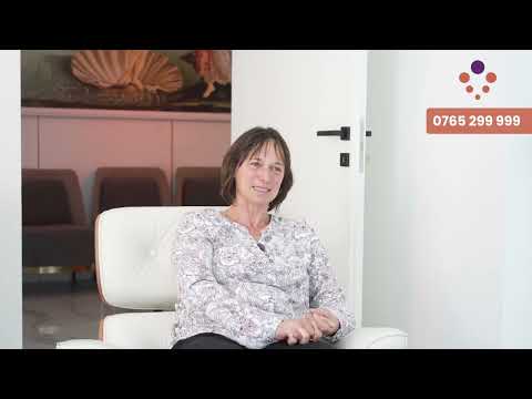 Ani la rând, dinții ei se mișcau. Lucrarea veche o deranja.