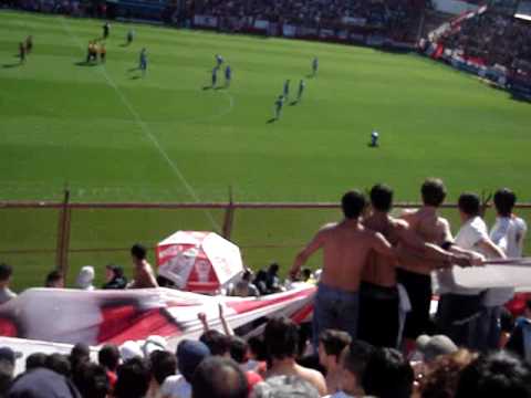 "LA QUE TE ALIENTA ES LA BANDA DE LA QUEMA (Para patria quemera)" Barra: La Banda de la Quema • Club: Huracán