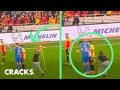 Tifoso aggredisce il portiere avversario con la bandierina del calcio d'angolo