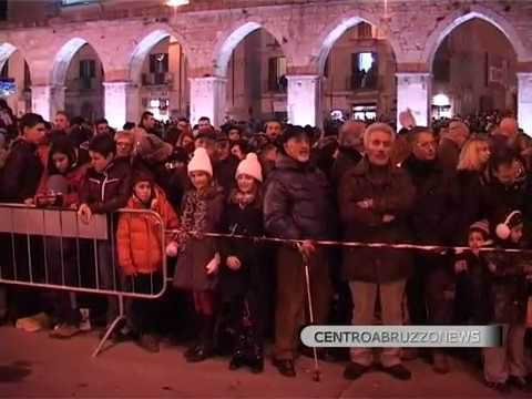 CENTROABRUZZONEWS SULMONA FUOCHI PIROTECNICI IN PIAZZA GARIBALDI 2013.mpg