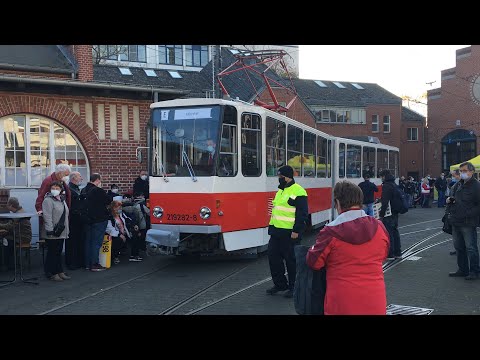 Mitfahrt in der Tatra KT4D (rot) (S Adlershof - S Schöneweide) mit Blick auf KT4D (orange)
