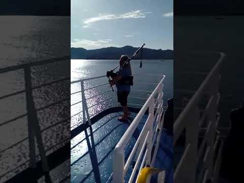 Suona la cornamusa sul traghetto per salutare l'Elba