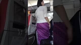 Download lagu PRAMUGARI CANTIK BATIK AIR BEGITU PROFESIONAL mp3