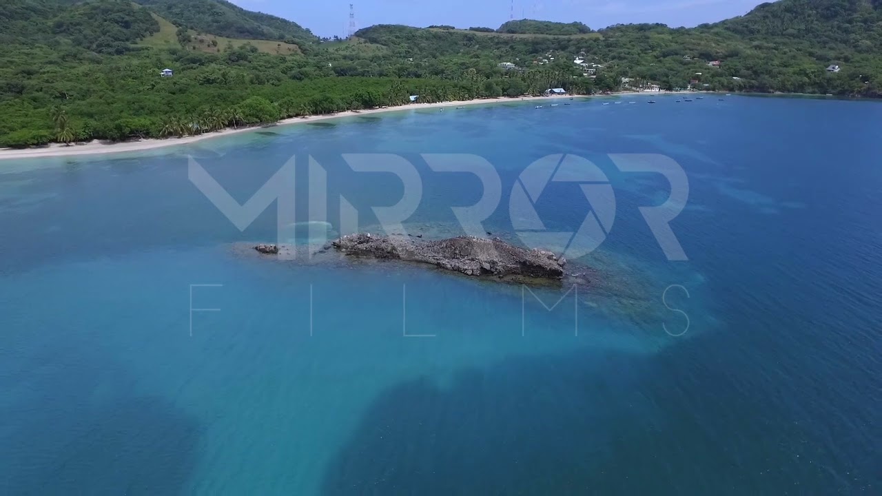 Playa y mar azul en Providencia P3