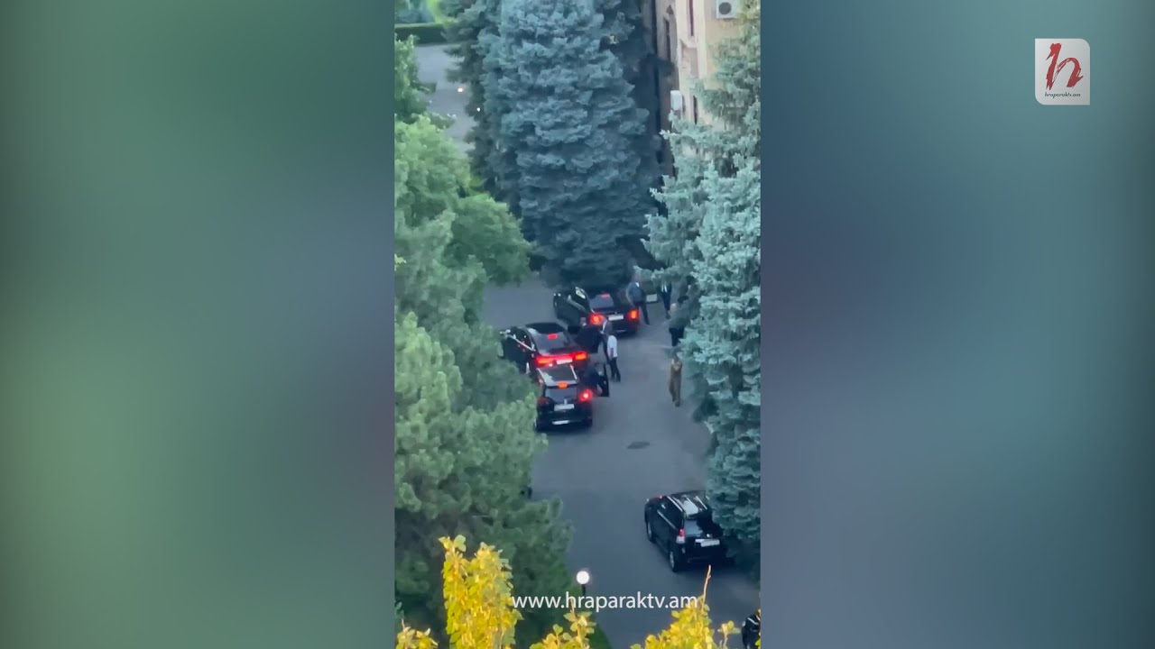 Ինչպես է Փաշինյանը լքում ԱԺ շենքը