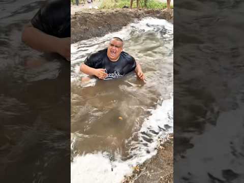 ชายคนนี้โดนเพื่อนแกล้ง แต่เขากลับหัวเราะจน… 🤣 #funny #comedy #drama #humor #memes #youtube #shorts