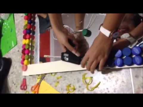 taller de creatividad espejo con marco de tapas