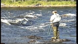 preview picture of video 'Perhokalastuskilpailut, Siikakoski, Ruunaa, 30.7.1995'