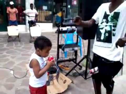 ChinÊs a comprar o disco da Canícia no Namibe