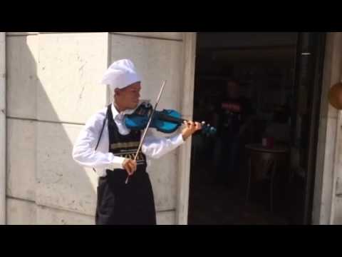 Pastel de nata acompanhado ao som de violino