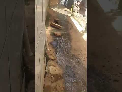 Transbordamento da água de esgoto pela Rua Alto do Bela vista, em Saramandaia. Em abril de 2024.