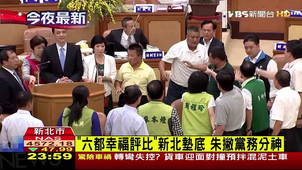 綠「沒收」朱麥克風　藍議員「砸杯」護駕