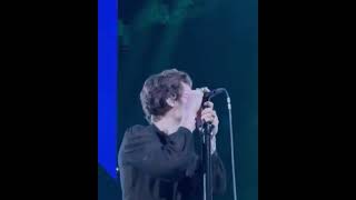 Download lagu Harry catching and wearing heart shaped glasses during TBSL #harrystyles #loveontour2021 #hslot mp3