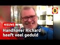 Handhaver Richard blijft onverstoorbaar vriendelijk en is daarom een hit op internet