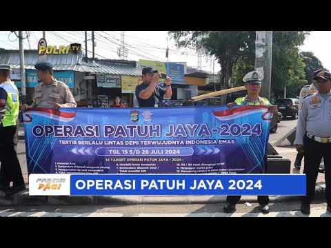 POLRES METRO JAKBAR BAGIKAN HELM DAN JAKET KE PENGENDARA
