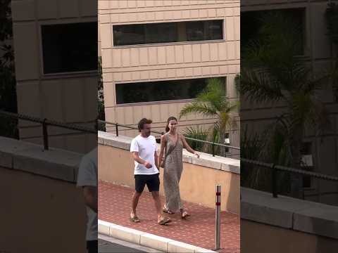 Fernando Alonso signs an autograph while walking with his girlfriend #f1 #alonso